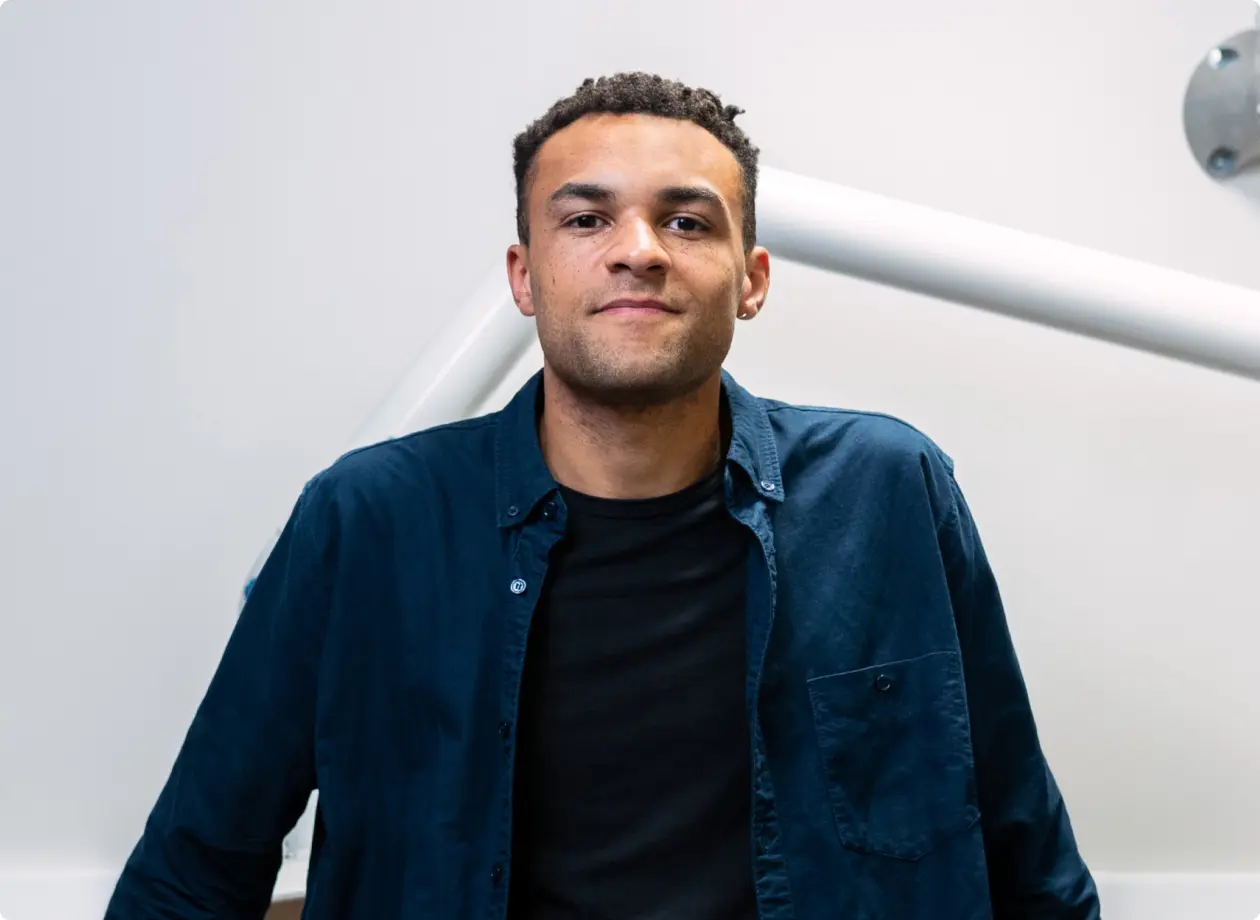 Xolo Freelancer leaning back